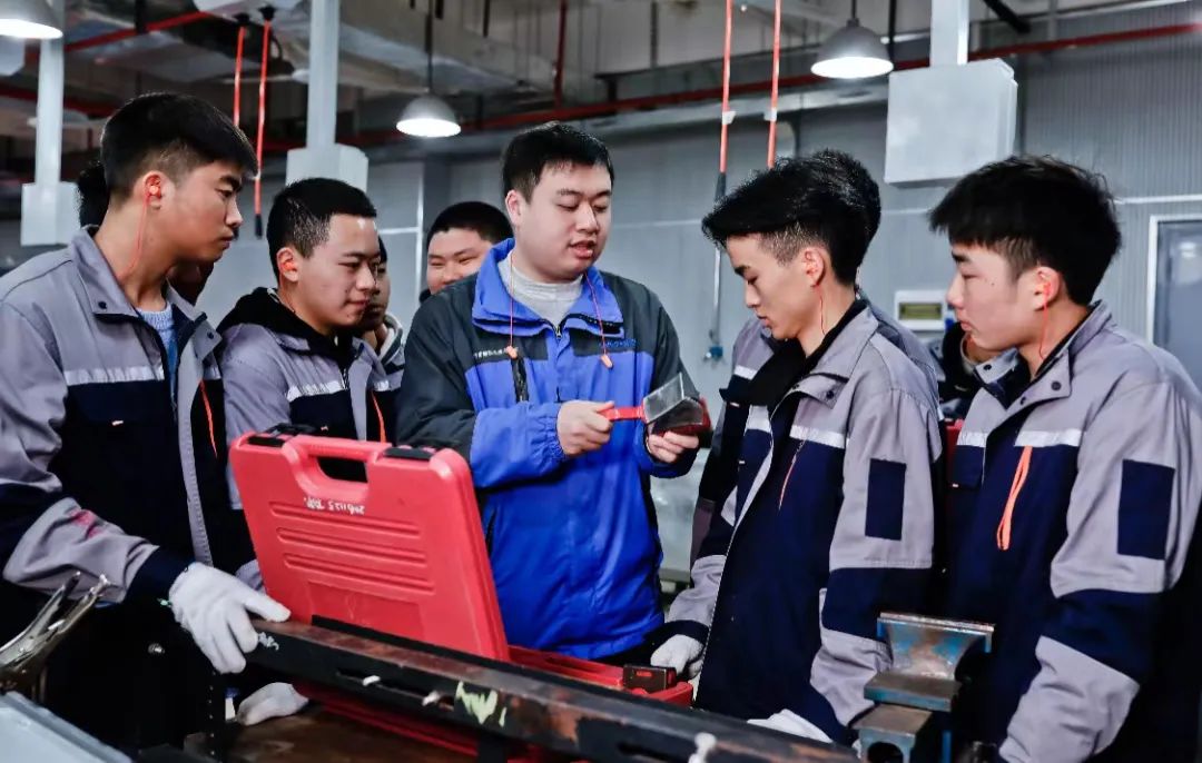 上海中職教師參與全國職業院校教學能(néng)力比賽百分百獲獎!這是上海中職快速發展的密碼之一(圖1) 上海中職教師參與全國職業院校教學能(néng)力比賽百分百獲獎!這是上海中職快速發展的密碼之一(圖1)