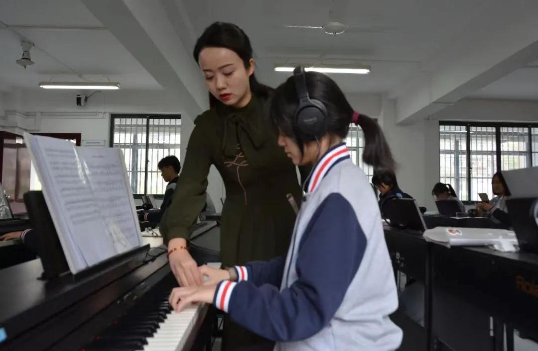 上海中職教師參與全國職業院校教學能(néng)力比賽百分百獲獎!這是上海中職快速發展的密碼之一(圖13) 上海中職教師參與全國職業院校教學能(néng)力比賽百分百獲獎!這是上海中職快速發展的密碼之一(圖13)